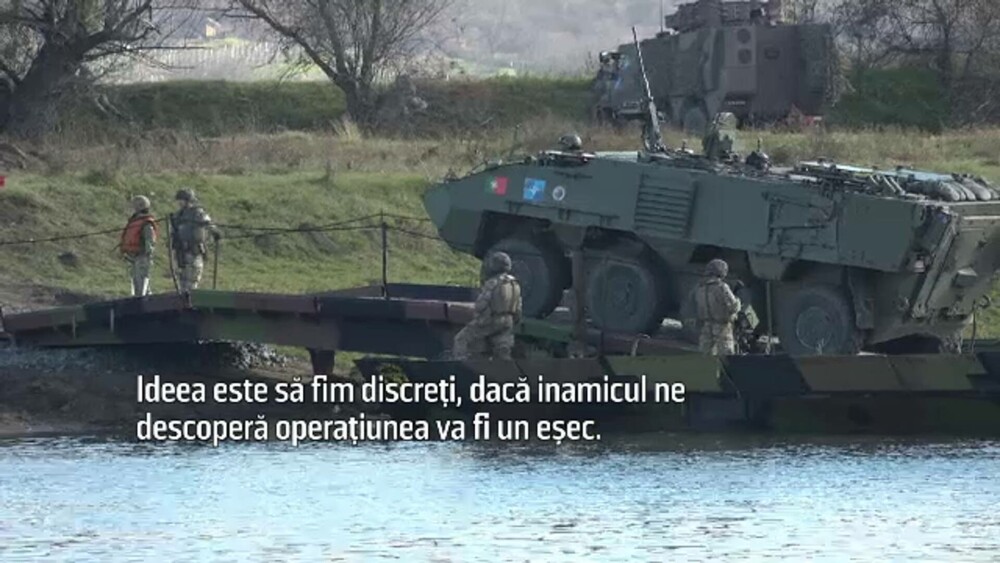 Militarii NATO au transformat râul Mureș într-un câmp de luptă. Un pod pentru tancuri, construit de soldați din trei țări - Imaginea 5