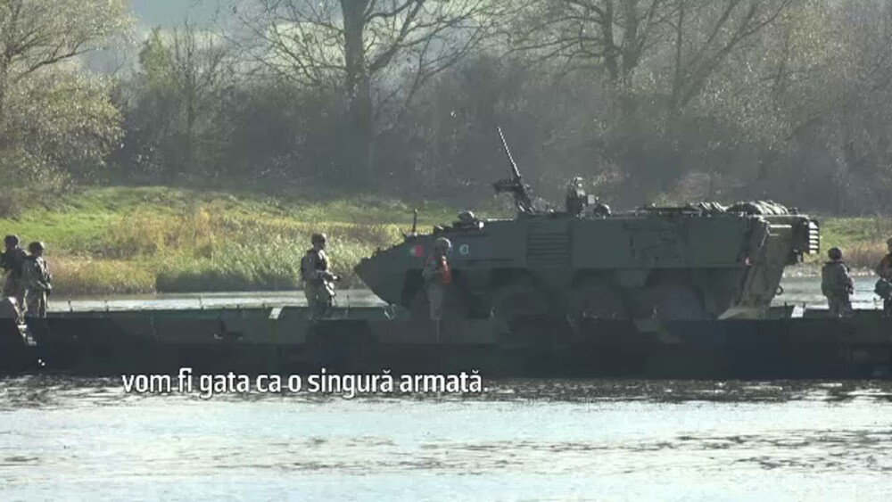 Militarii NATO au transformat râul Mureș într-un câmp de luptă. Un pod pentru tancuri, construit de soldați din trei țări - Imaginea 6