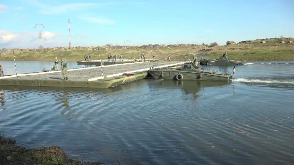 Militarii NATO au transformat râul Mureș într-un câmp de luptă. Un pod pentru tancuri, construit de soldați din trei țări - Imaginea 7