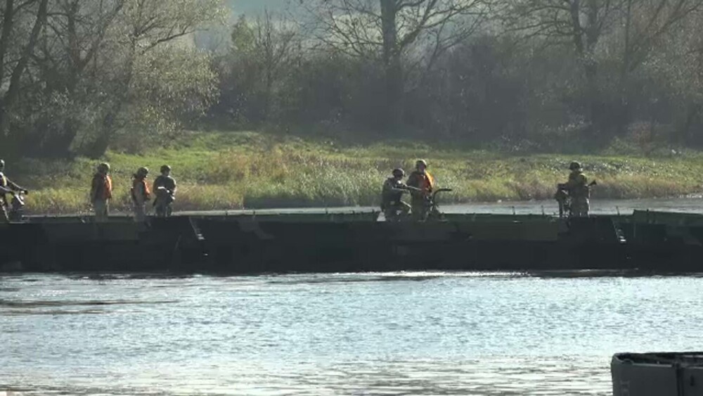 Militarii NATO au transformat râul Mureș într-un câmp de luptă. Un pod pentru tancuri, construit de soldați din trei țări - Imaginea 8