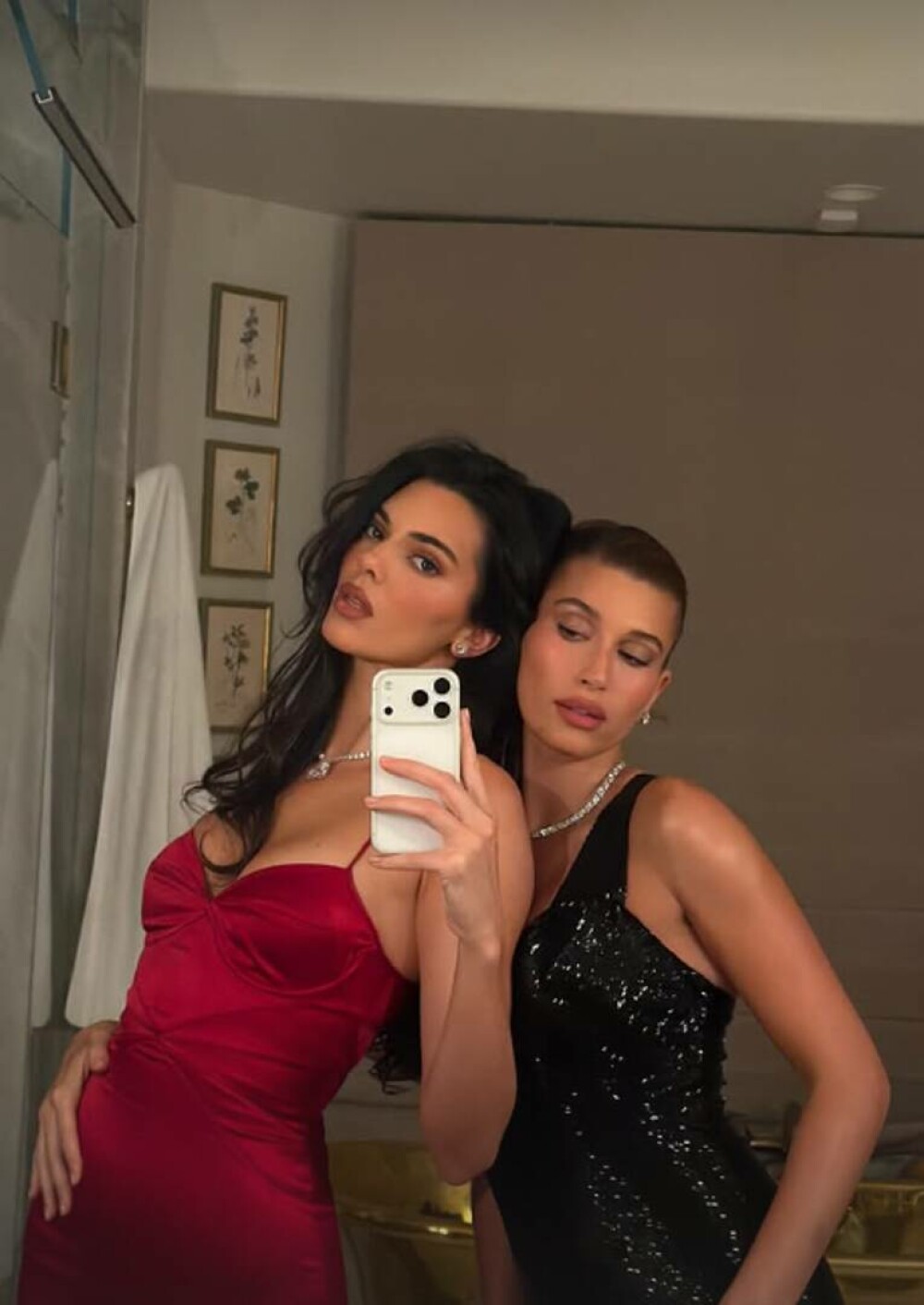 Surorile Kardashian au strălucit la aniversarea de 70 de ani a mamei lor. Petrecere la mega-conacul lui Jeff Bezos. FOTO - Imaginea 6