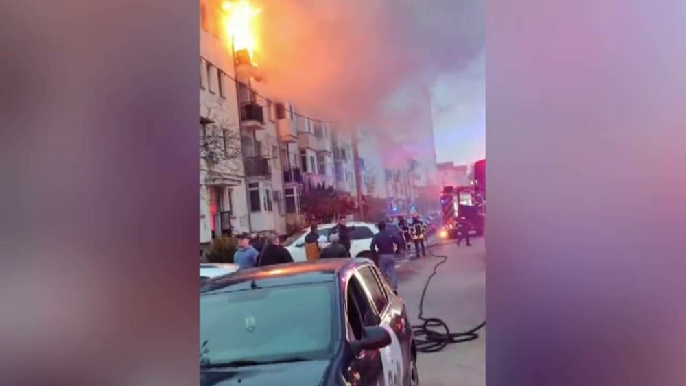 Apartament mistuit de flăcări, într-un bloc din Craiova. Doi câini nu au putut fi salvați. VIDEO - Imaginea 1