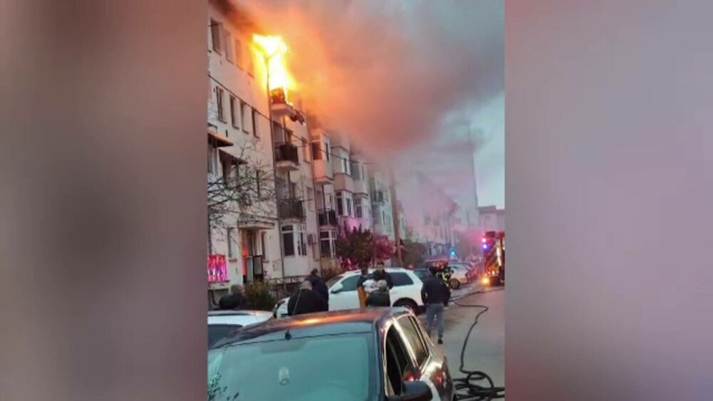 Apartament mistuit de flăcări, într-un bloc din Craiova. Doi câini nu au putut fi salvați. VIDEO - Imaginea 3