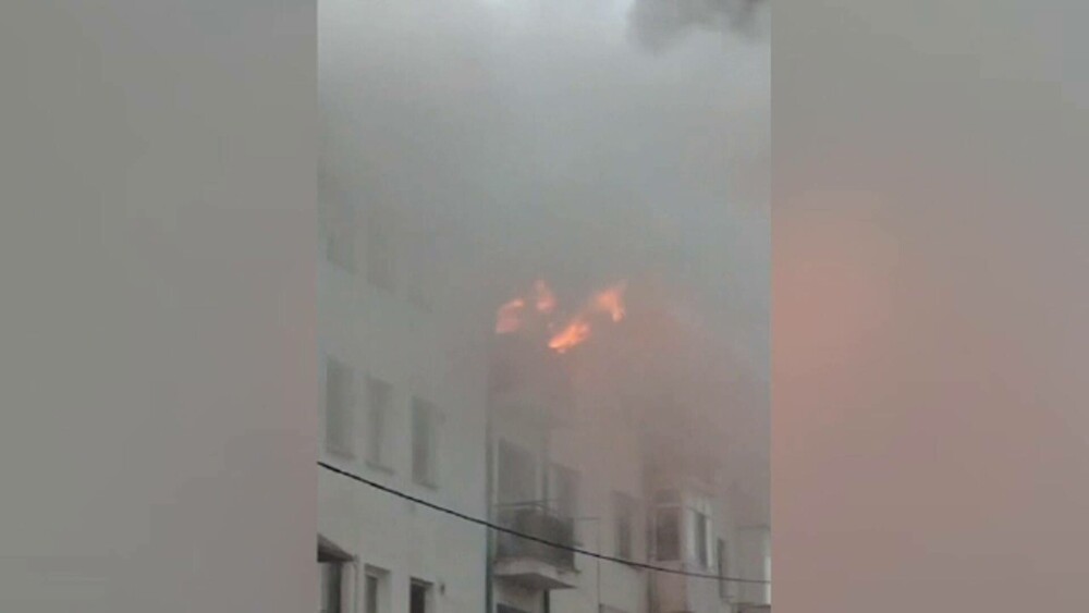 Apartament mistuit de flăcări, într-un bloc din Craiova. Doi câini nu au putut fi salvați. VIDEO - Imaginea 4
