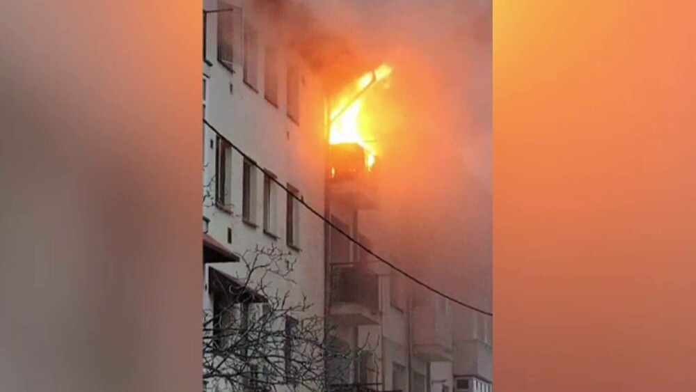 Apartament mistuit de flăcări, într-un bloc din Craiova. Doi câini nu au putut fi salvați. VIDEO - Imaginea 5
