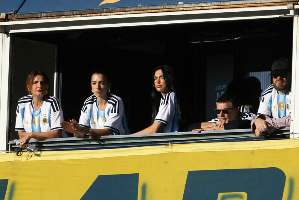 Dua Lipa a făcut spectacol pe stadionul La Bombonera. Artista a atras toate privirile | GALERIE FOTO - Imaginea 1