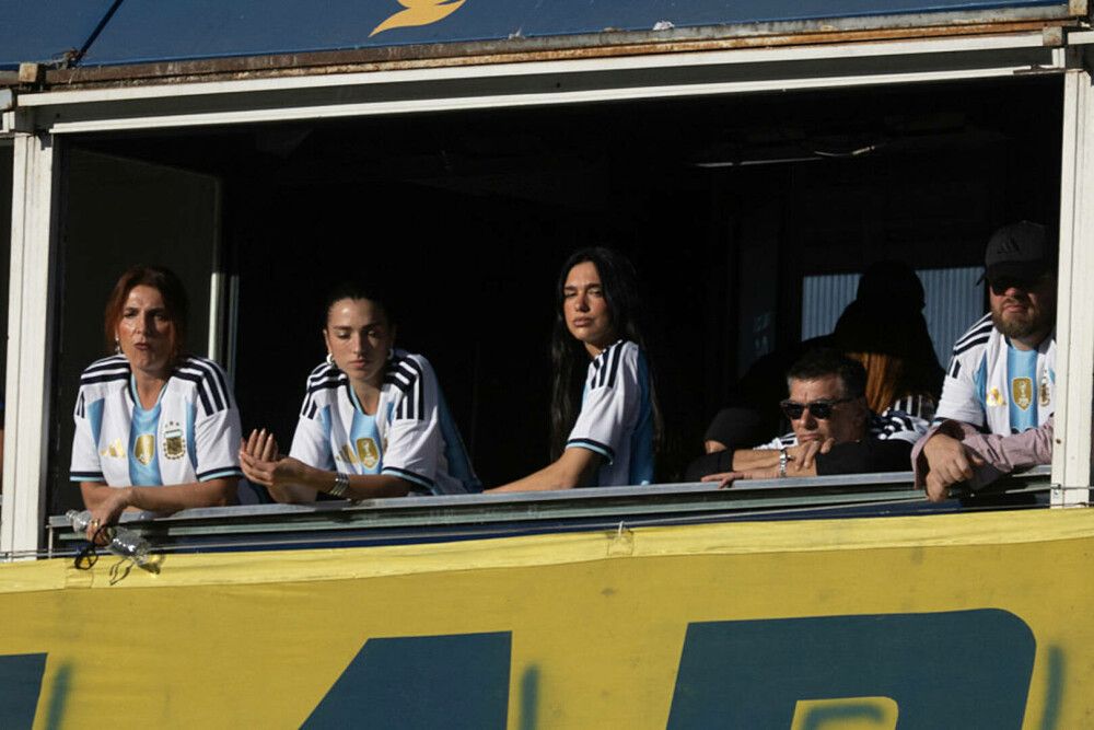 Dua Lipa a făcut spectacol pe stadionul La Bombonera. Artista a atras toate privirile | GALERIE FOTO - Imaginea 2