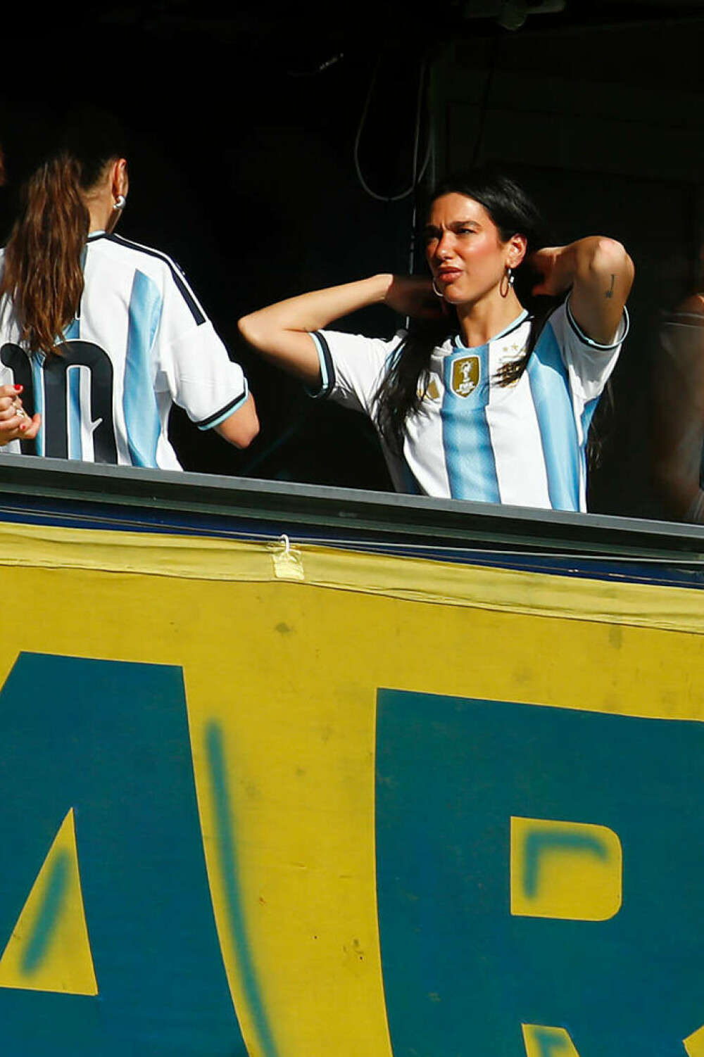 Dua Lipa a făcut spectacol pe stadionul La Bombonera. Artista a atras toate privirile | GALERIE FOTO - Imaginea 3