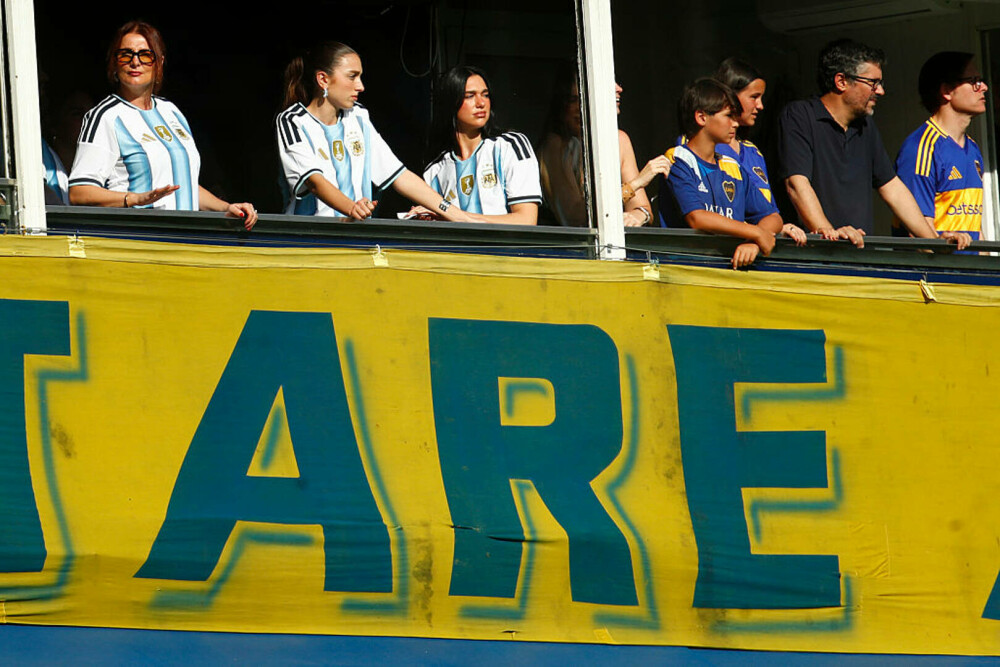 Dua Lipa a făcut spectacol pe stadionul La Bombonera. Artista a atras toate privirile | GALERIE FOTO - Imaginea 5