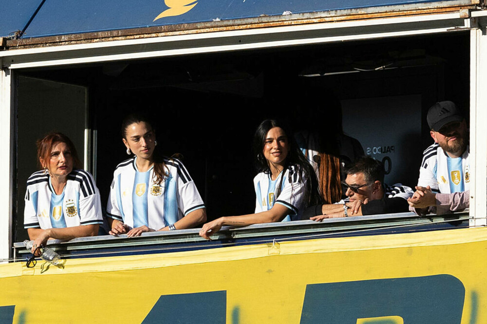 Dua Lipa a făcut spectacol pe stadionul La Bombonera. Artista a atras toate privirile | GALERIE FOTO - Imaginea 7