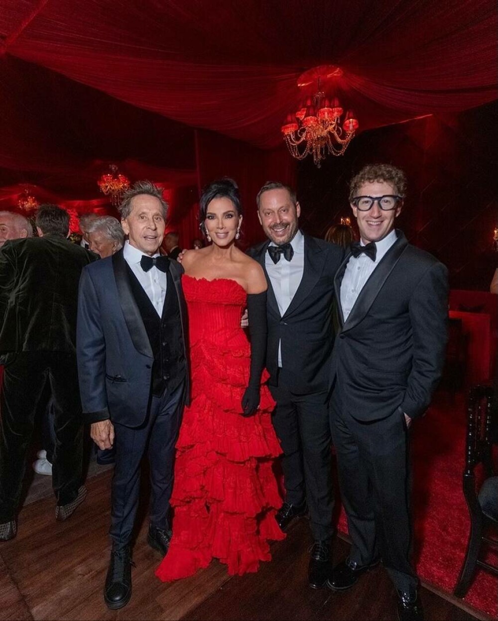 Surorile Kardashian au strălucit la aniversarea de 70 de ani a mamei lor. Petrecere la mega-conacul lui Jeff Bezos. FOTO - Imaginea 7