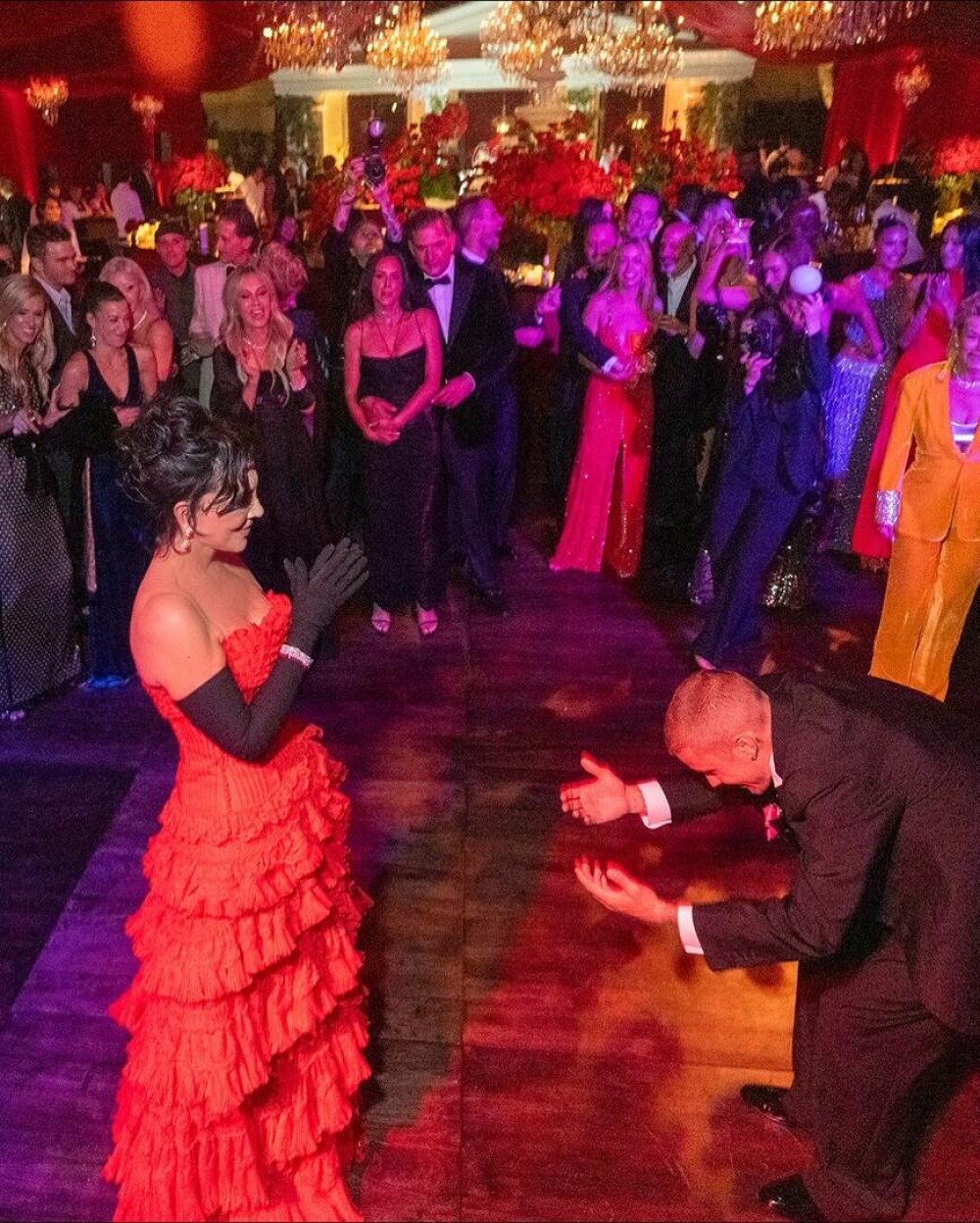 Surorile Kardashian au strălucit la aniversarea de 70 de ani a mamei lor. Petrecere la mega-conacul lui Jeff Bezos. FOTO - Imaginea 12