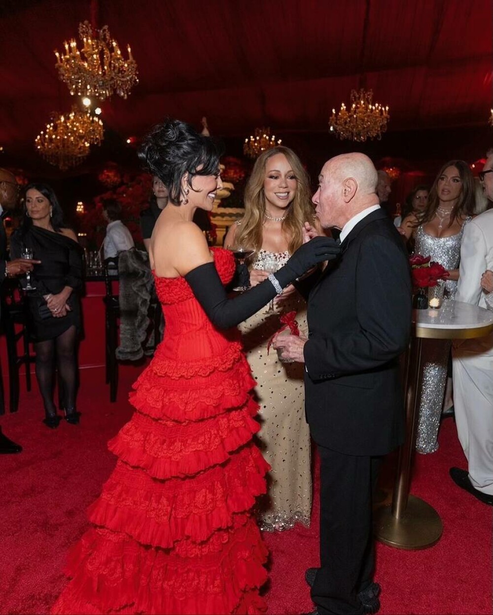 Surorile Kardashian au strălucit la aniversarea de 70 de ani a mamei lor. Petrecere la mega-conacul lui Jeff Bezos. FOTO - Imaginea 18