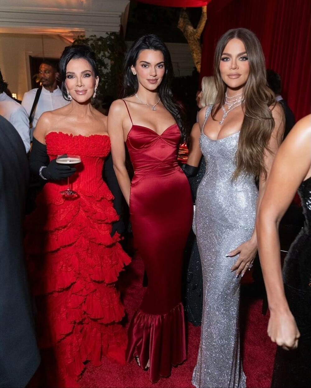 Surorile Kardashian au strălucit la aniversarea de 70 de ani a mamei lor. Petrecere la mega-conacul lui Jeff Bezos. FOTO - Imaginea 19