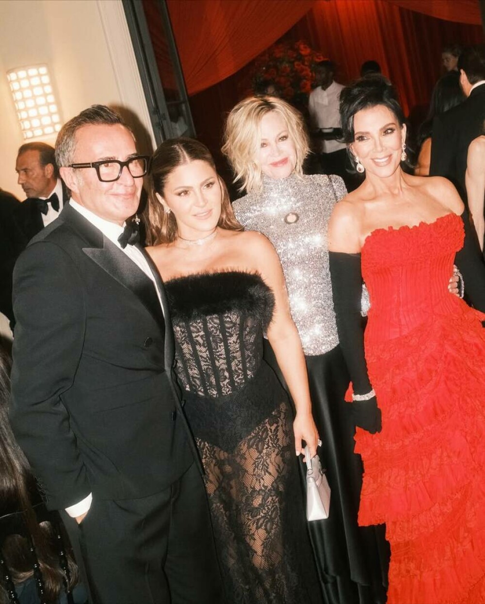 Surorile Kardashian au strălucit la aniversarea de 70 de ani a mamei lor. Petrecere la mega-conacul lui Jeff Bezos. FOTO - Imaginea 21