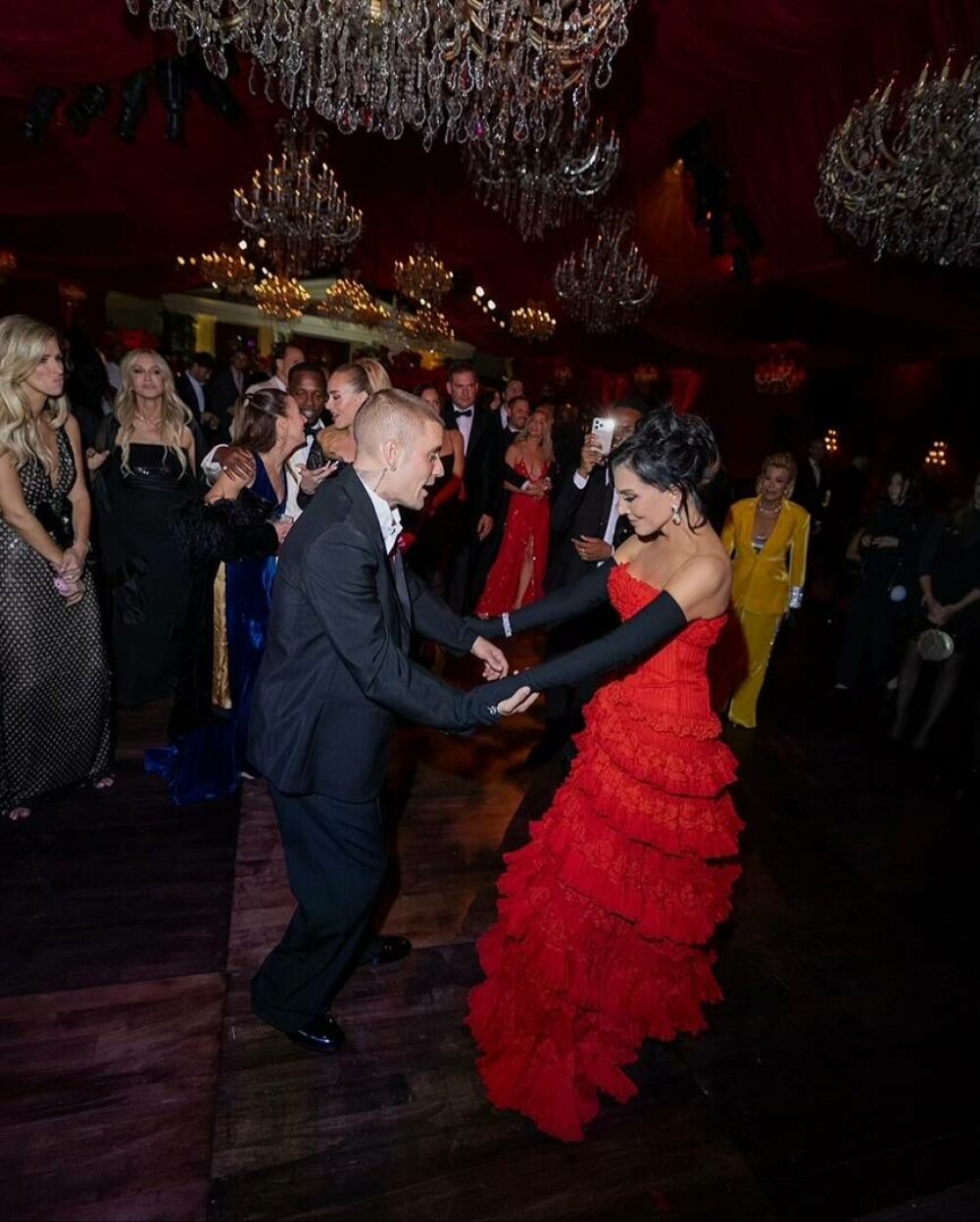 Surorile Kardashian au strălucit la aniversarea de 70 de ani a mamei lor. Petrecere la mega-conacul lui Jeff Bezos. FOTO - Imaginea 22