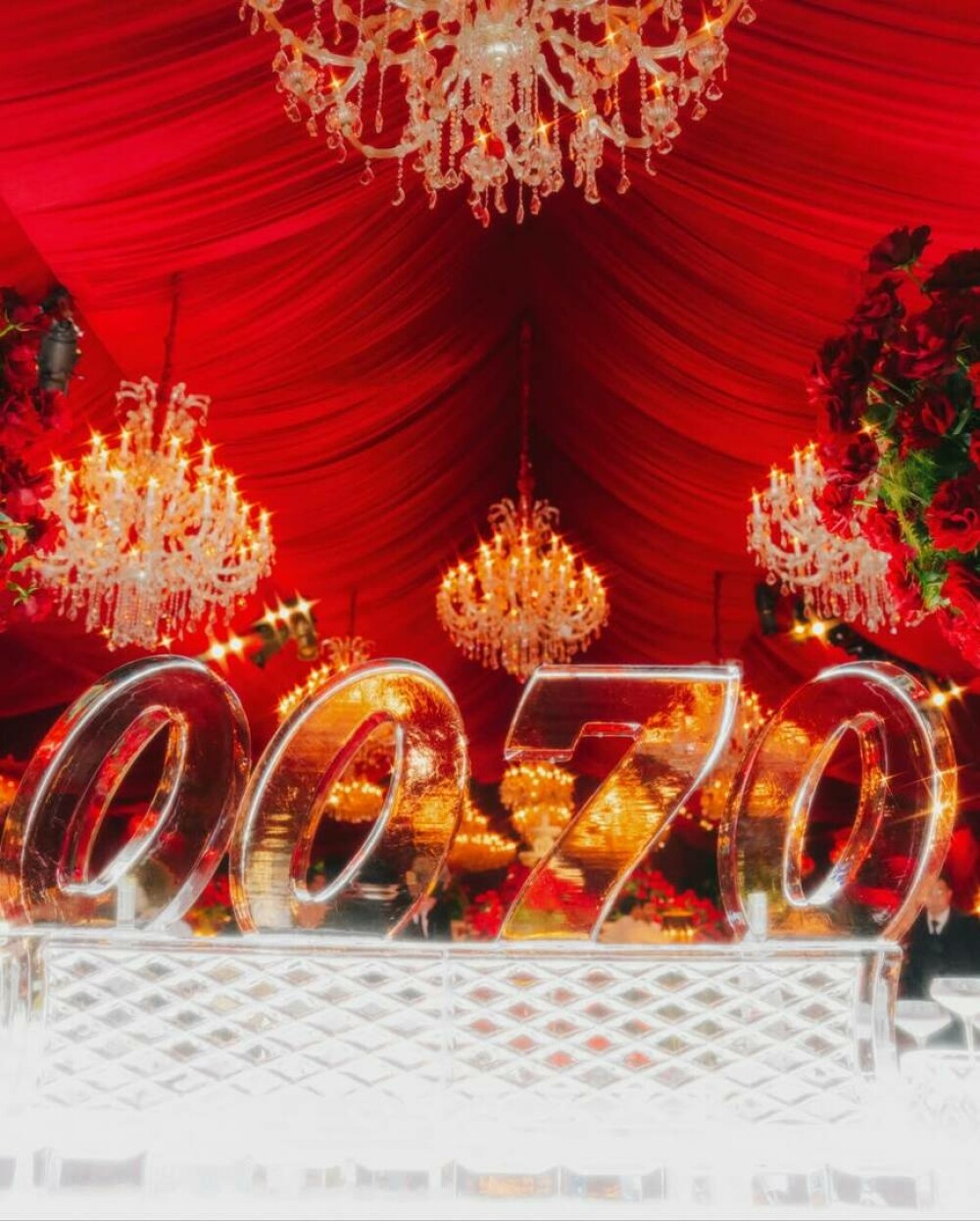 Surorile Kardashian au strălucit la aniversarea de 70 de ani a mamei lor. Petrecere la mega-conacul lui Jeff Bezos. FOTO - Imaginea 26