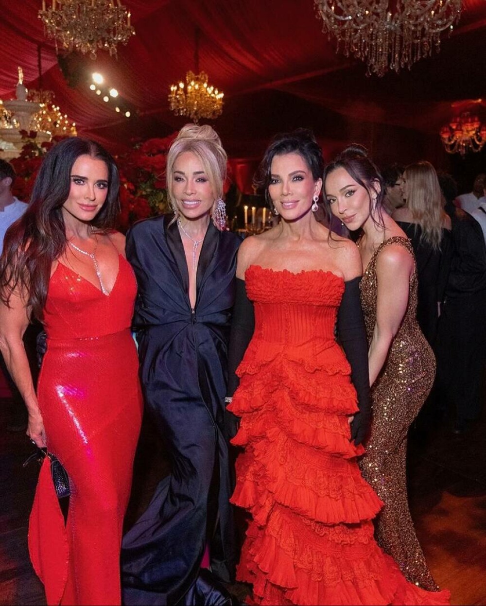 Surorile Kardashian au strălucit la aniversarea de 70 de ani a mamei lor. Petrecere la mega-conacul lui Jeff Bezos. FOTO - Imaginea 28