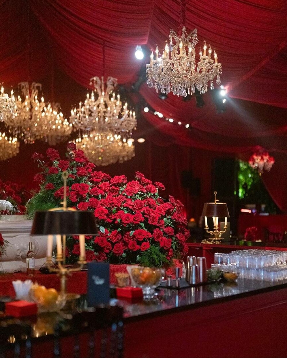 Surorile Kardashian au strălucit la aniversarea de 70 de ani a mamei lor. Petrecere la mega-conacul lui Jeff Bezos. FOTO - Imaginea 32