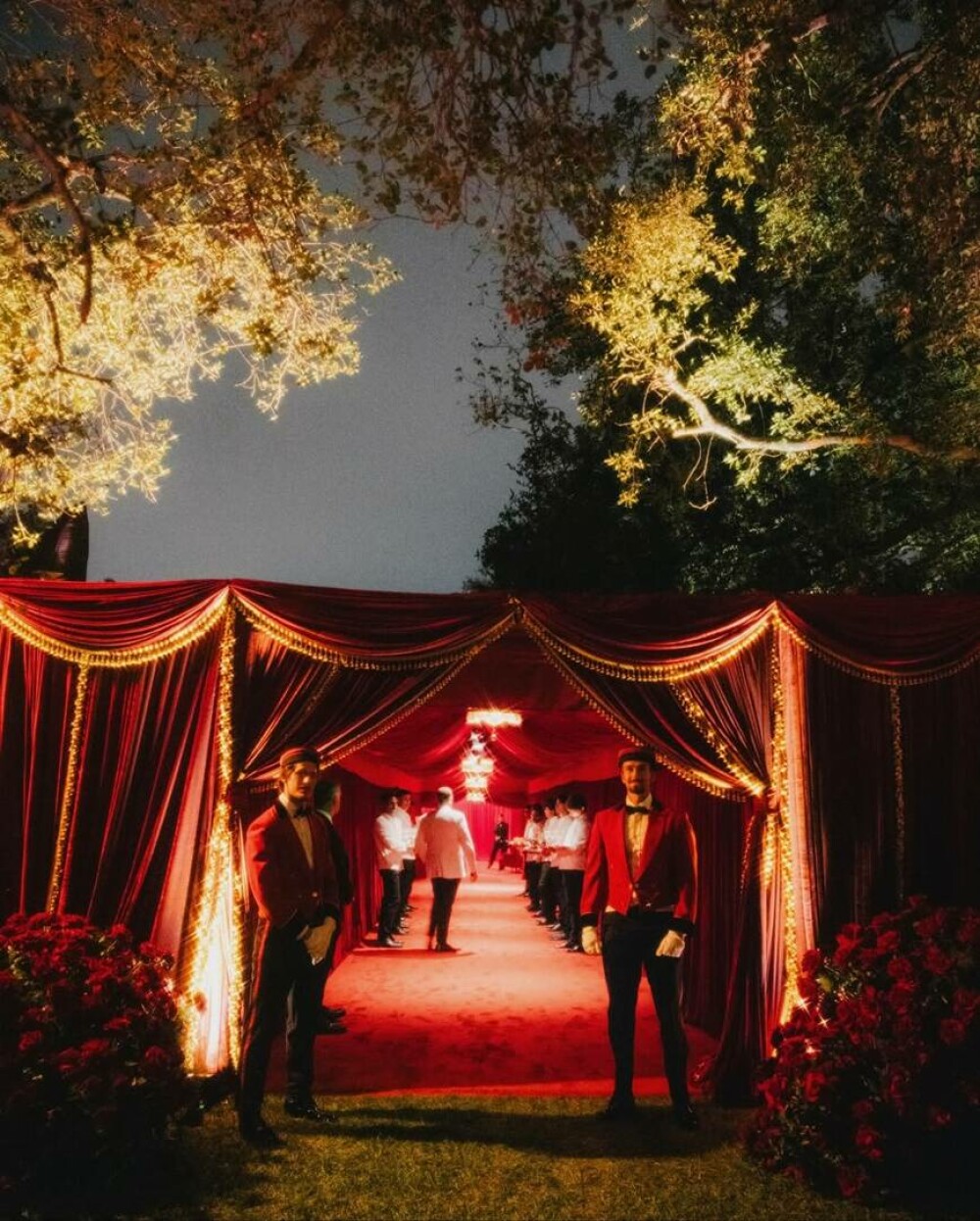 Surorile Kardashian au strălucit la aniversarea de 70 de ani a mamei lor. Petrecere la mega-conacul lui Jeff Bezos. FOTO - Imaginea 33