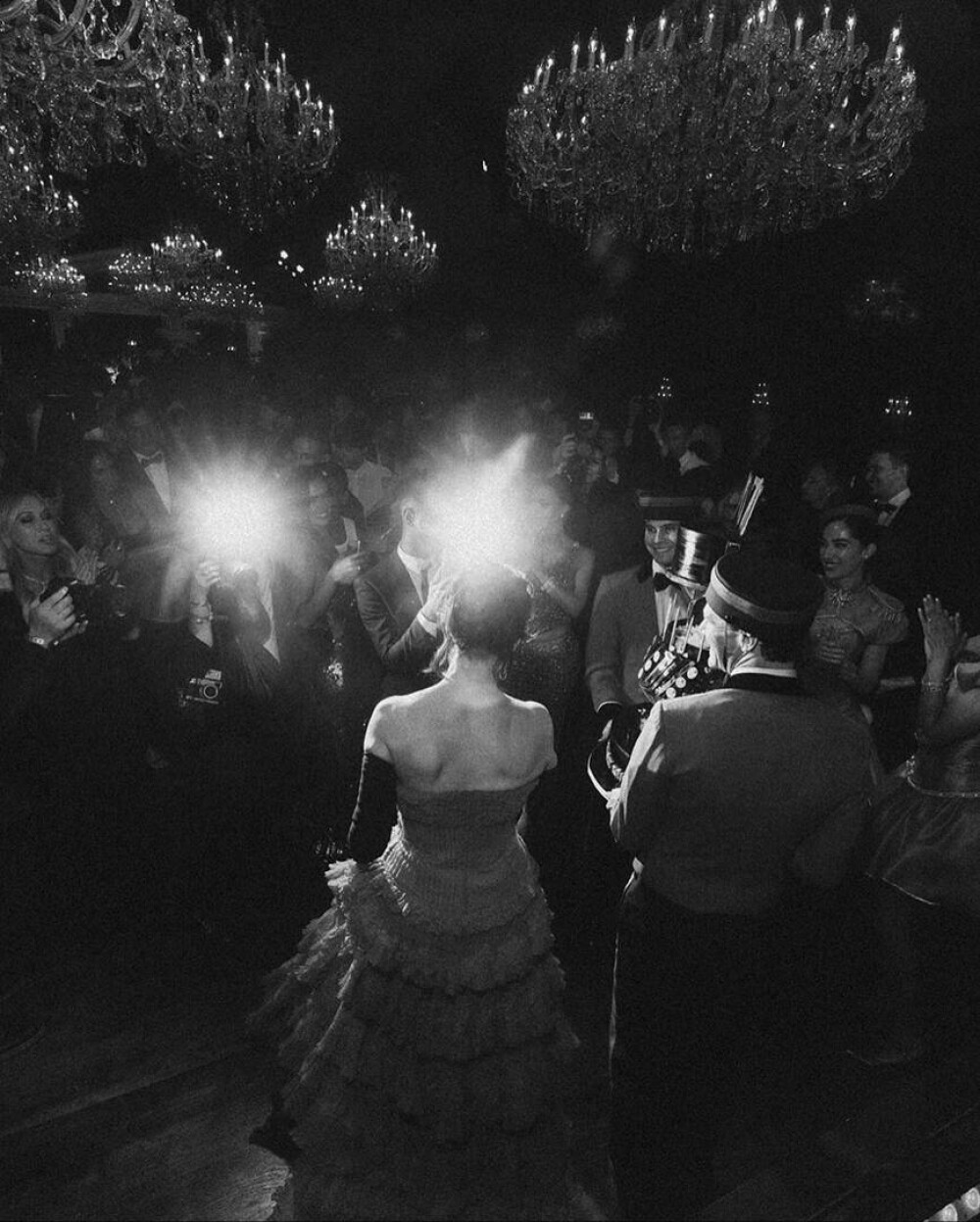 Surorile Kardashian au strălucit la aniversarea de 70 de ani a mamei lor. Petrecere la mega-conacul lui Jeff Bezos. FOTO - Imaginea 34