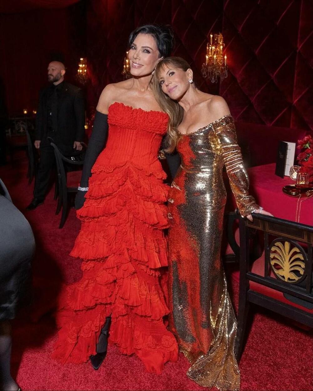 Surorile Kardashian au strălucit la aniversarea de 70 de ani a mamei lor. Petrecere la mega-conacul lui Jeff Bezos. FOTO - Imaginea 45