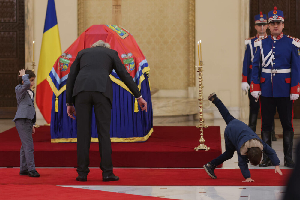 Moment istoric. Românii își iau rămas-bun de la ultimul domn al Moldovei, Grigore Alexandru Ghyka. GALERIE FOTO - Imaginea 14