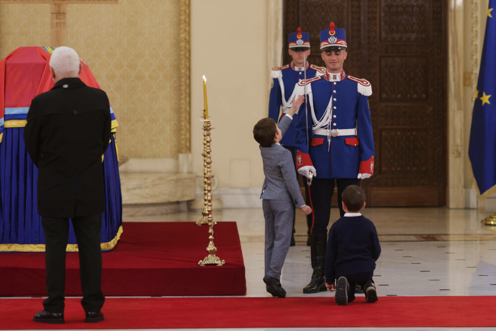 Moment istoric. Românii își iau rămas-bun de la ultimul domn al Moldovei, Grigore Alexandru Ghyka. GALERIE FOTO - Imaginea 15