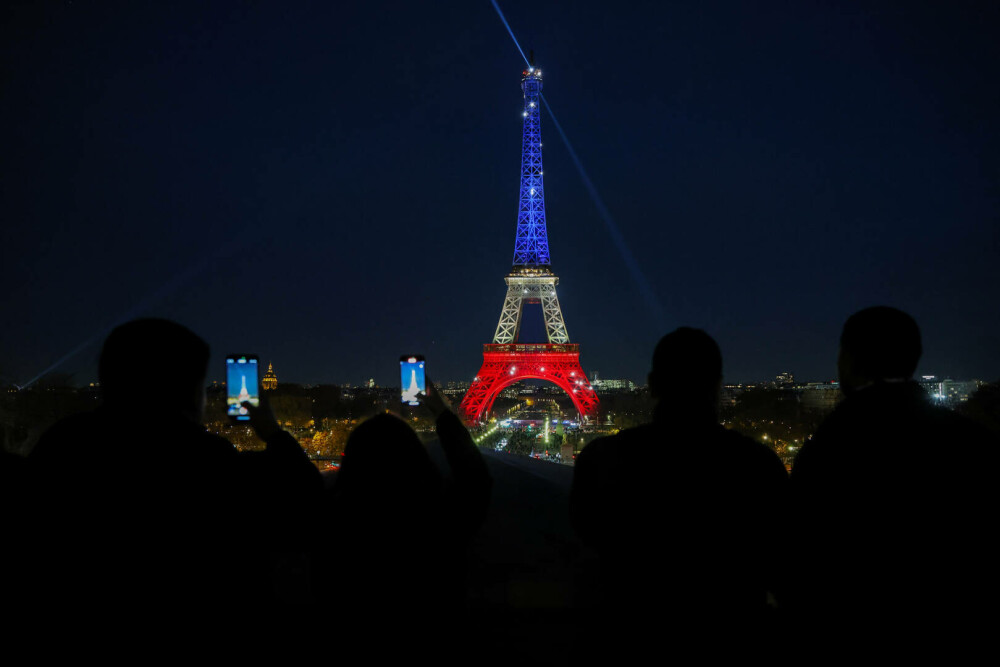 Turnul Eiffel, luminat în culorile drapelului francez la 10 ani de la atentatele din 13 noiembrie 2015. FOTO - Imaginea 1