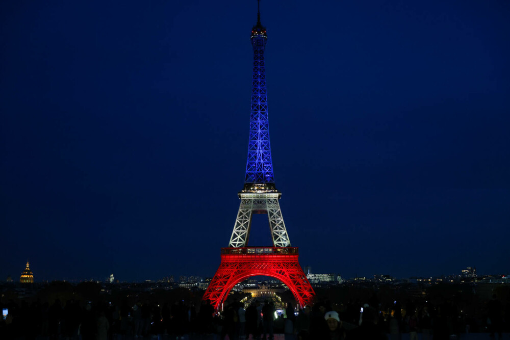 Turnul Eiffel, luminat în culorile drapelului francez la 10 ani de la atentatele din 13 noiembrie 2015. FOTO - Imaginea 2