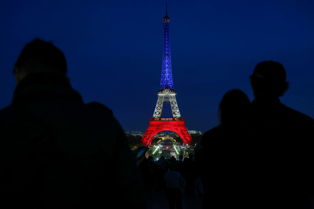 Turnul Eiffel, luminat în culorile drapelului francez la 10 ani de la atentatele din 13 noiembrie 2015. FOTO - Imaginea 3