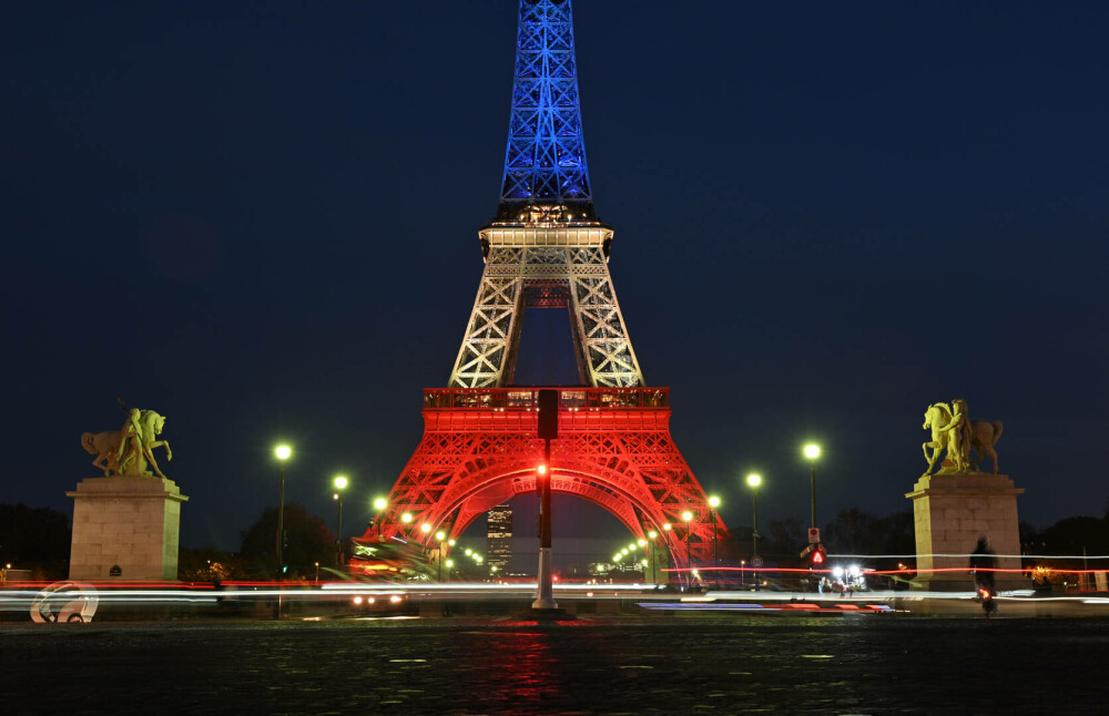 Turnul Eiffel, luminat în culorile drapelului francez la 10 ani de la atentatele din 13 noiembrie 2015. FOTO - Imaginea 4