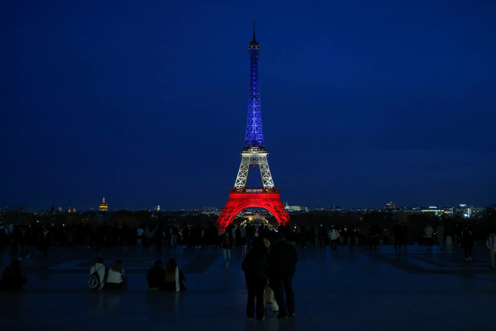 Turnul Eiffel, luminat în culorile drapelului francez la 10 ani de la atentatele din 13 noiembrie 2015. FOTO - Imaginea 5