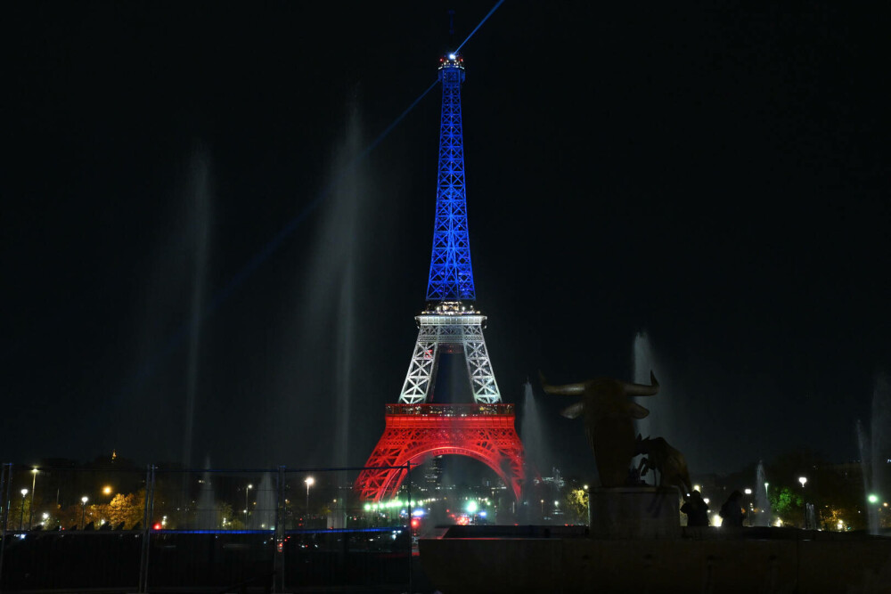Turnul Eiffel, luminat în culorile drapelului francez la 10 ani de la atentatele din 13 noiembrie 2015. FOTO - Imaginea 6