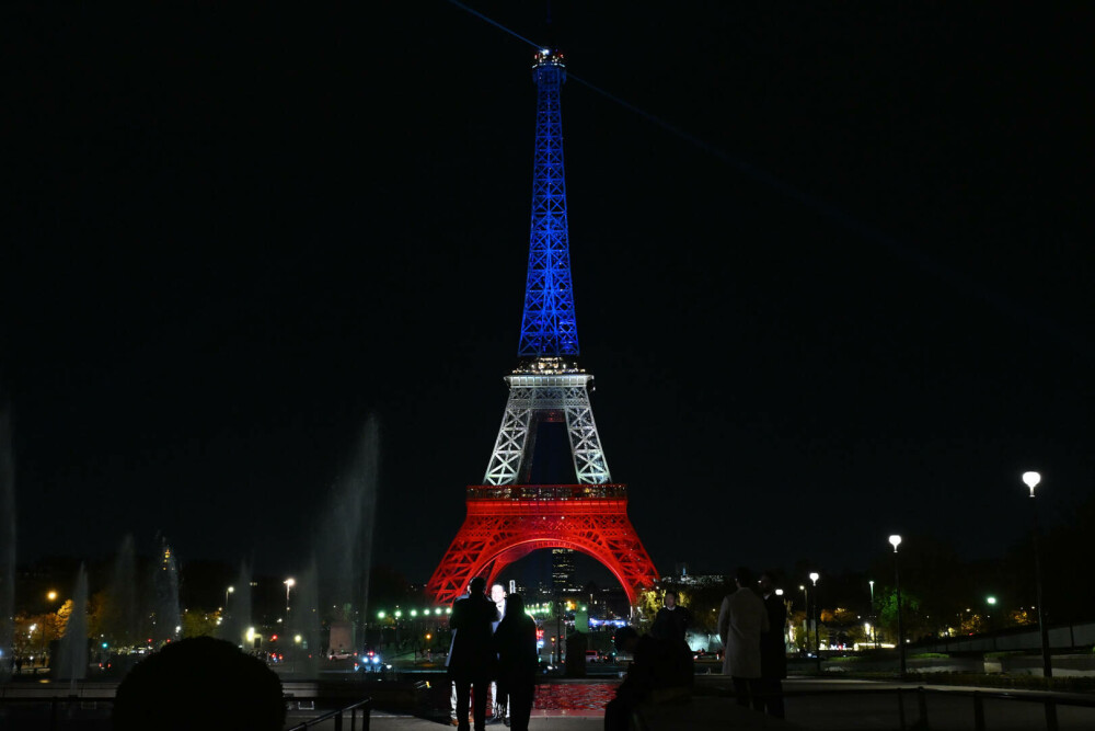 Turnul Eiffel, luminat în culorile drapelului francez la 10 ani de la atentatele din 13 noiembrie 2015. FOTO - Imaginea 7