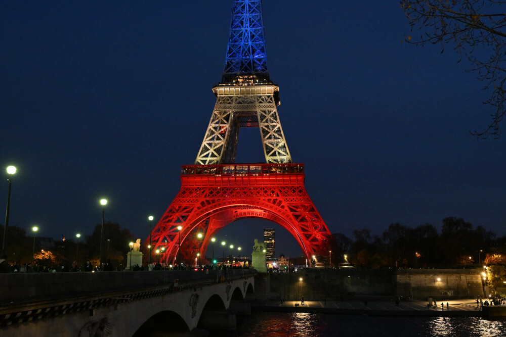 Turnul Eiffel, luminat în culorile drapelului francez la 10 ani de la atentatele din 13 noiembrie 2015. FOTO - Imaginea 8