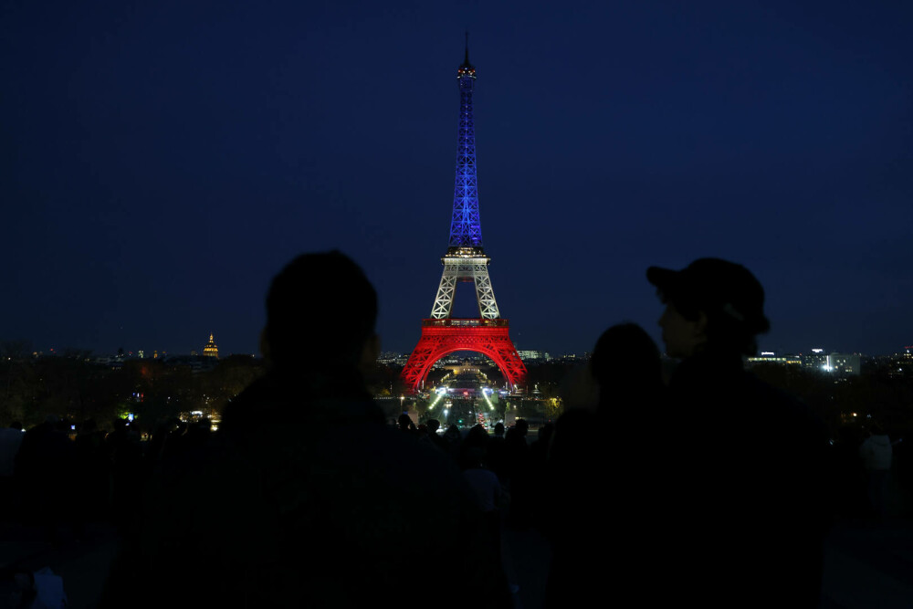 Turnul Eiffel, luminat în culorile drapelului francez la 10 ani de la atentatele din 13 noiembrie 2015. FOTO - Imaginea 9