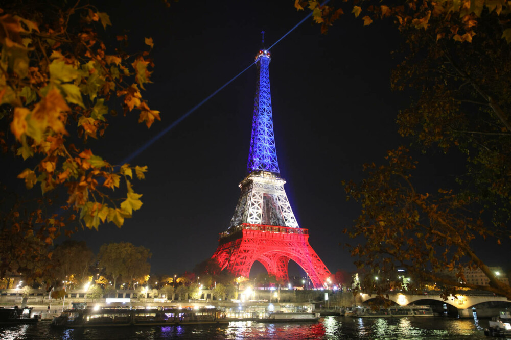Turnul Eiffel, luminat în culorile drapelului francez la 10 ani de la atentatele din 13 noiembrie 2015. FOTO - Imaginea 10