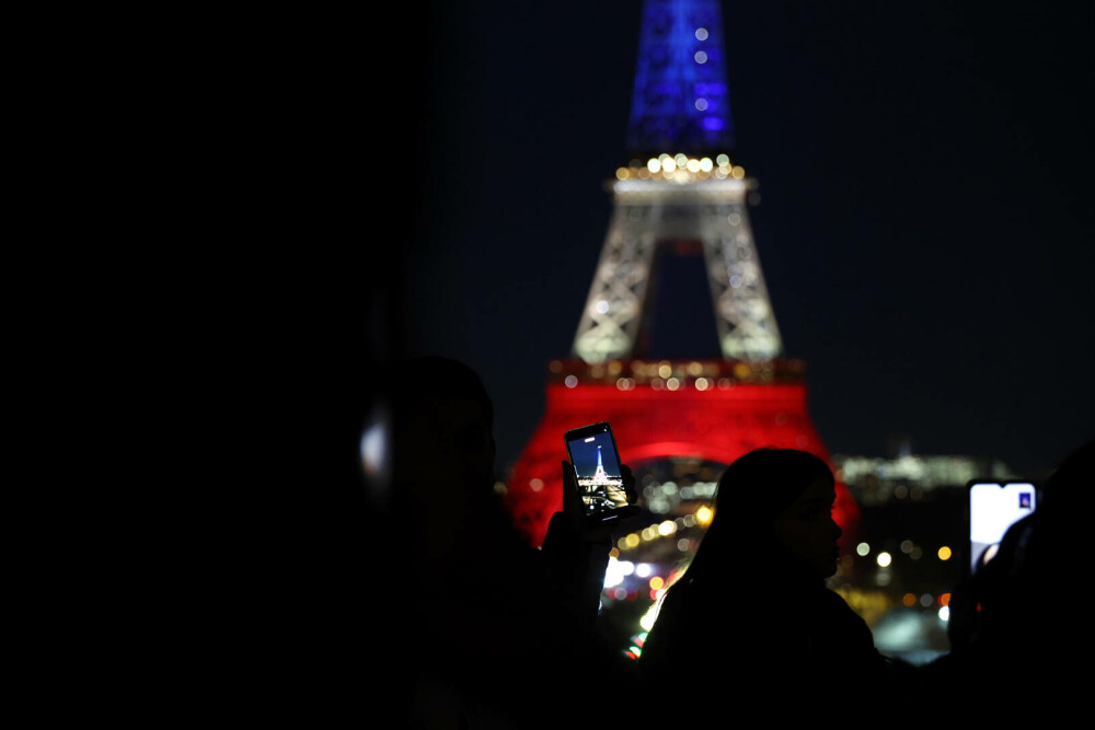 Turnul Eiffel, luminat în culorile drapelului francez la 10 ani de la atentatele din 13 noiembrie 2015. FOTO - Imaginea 11