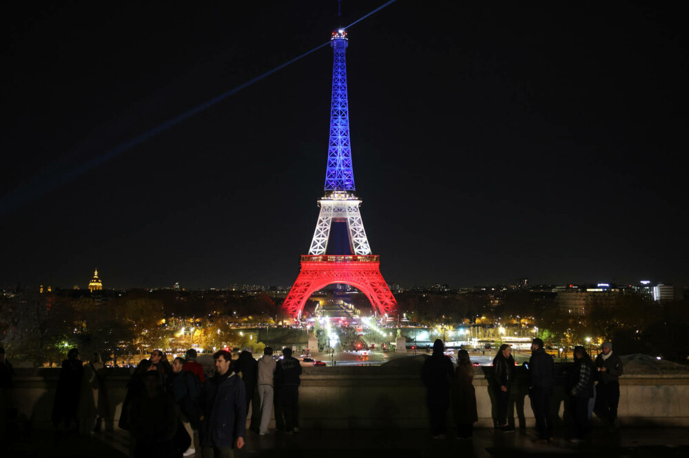 Turnul Eiffel, luminat în culorile drapelului francez la 10 ani de la atentatele din 13 noiembrie 2015. FOTO - Imaginea 12