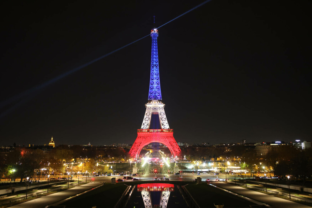 Turnul Eiffel, luminat în culorile drapelului francez la 10 ani de la atentatele din 13 noiembrie 2015. FOTO - Imaginea 13