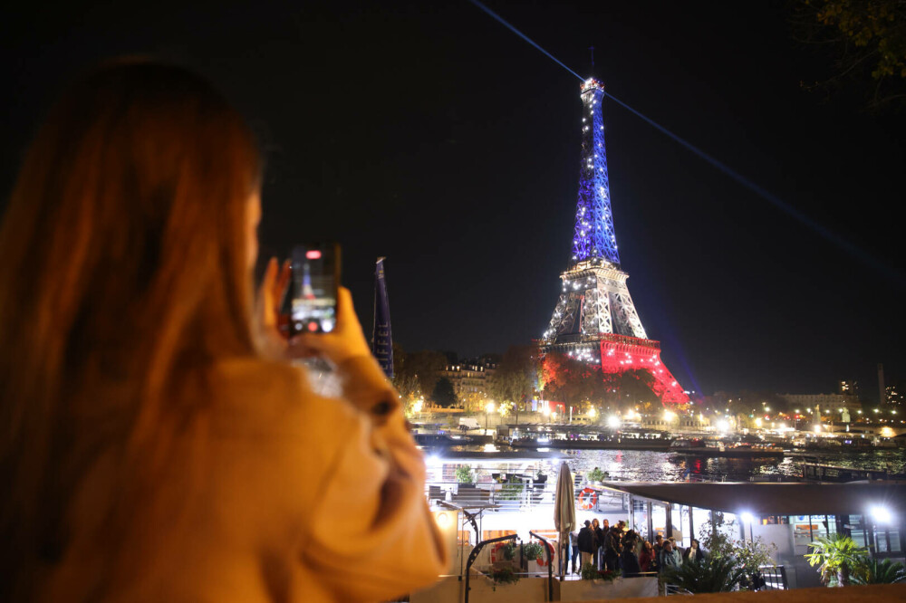 Turnul Eiffel, luminat în culorile drapelului francez la 10 ani de la atentatele din 13 noiembrie 2015. FOTO - Imaginea 14