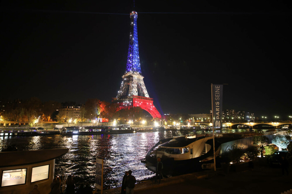 Turnul Eiffel, luminat în culorile drapelului francez la 10 ani de la atentatele din 13 noiembrie 2015. FOTO - Imaginea 15
