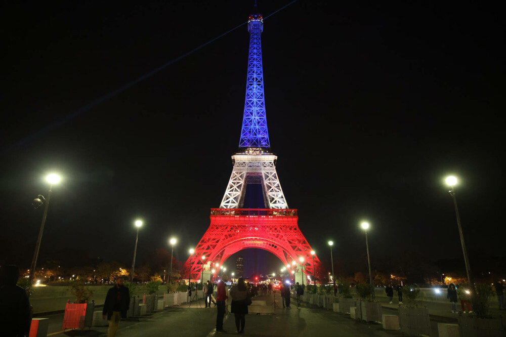 Turnul Eiffel, luminat în culorile drapelului francez la 10 ani de la atentatele din 13 noiembrie 2015. FOTO - Imaginea 16