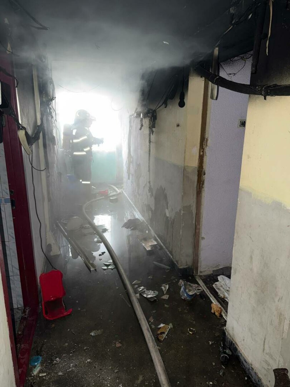 Explozie urmată de incendiu, într-un bloc din Balș, produsă de o butelie GPL. Două persoane au suferit arsuri - Imaginea 10