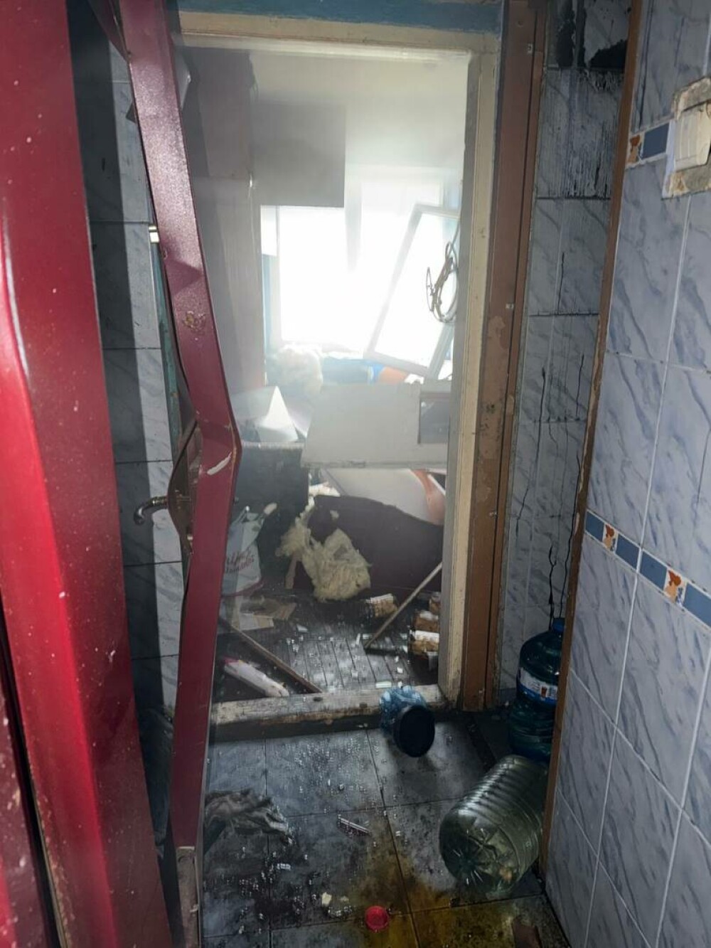 Explozie urmată de incendiu, într-un bloc din Balș, produsă de o butelie GPL. Două persoane au suferit arsuri - Imaginea 4