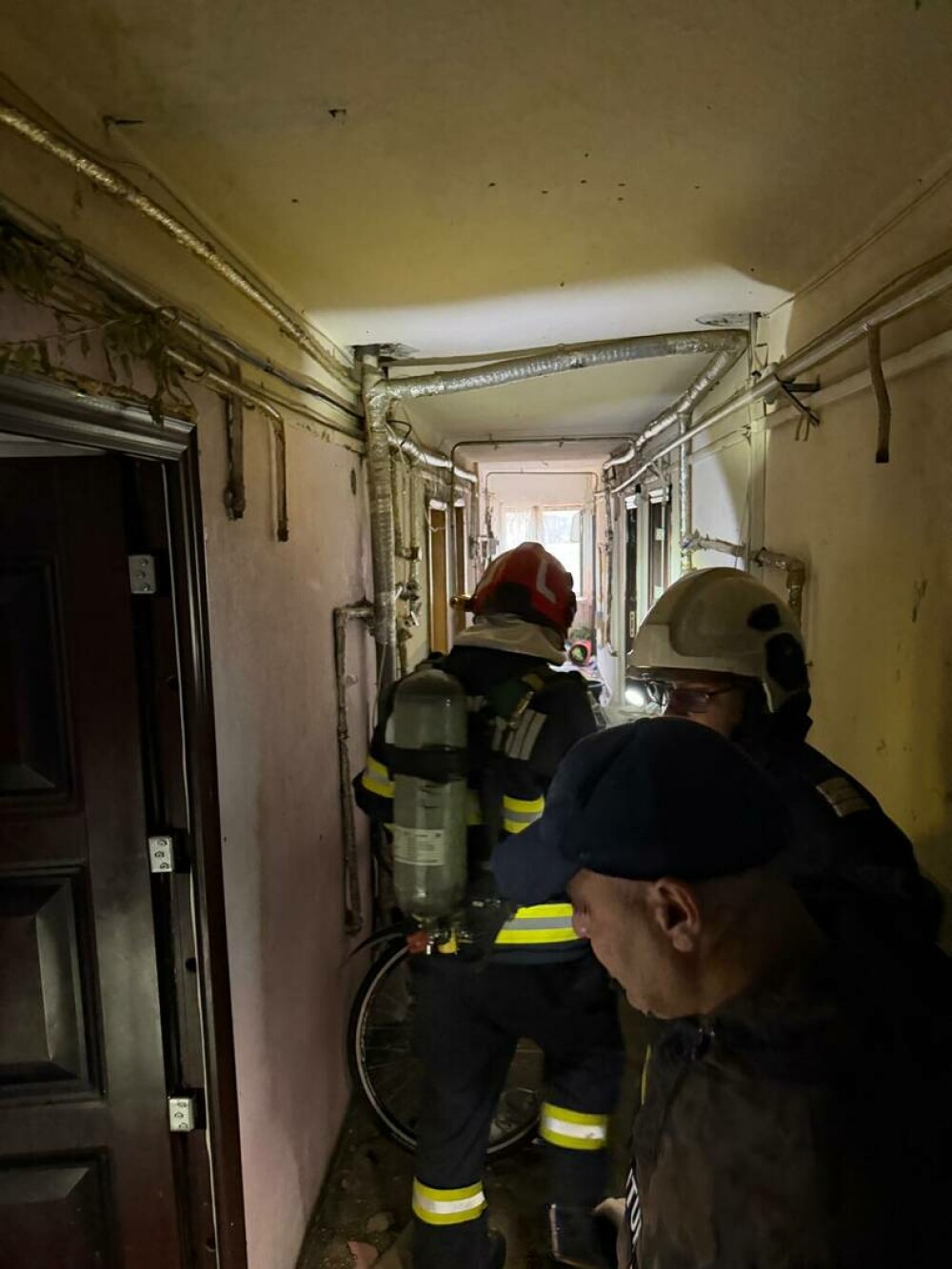 Explozie urmată de incendiu, într-un bloc din Balș, produsă de o butelie GPL. Două persoane au suferit arsuri - Imaginea 6