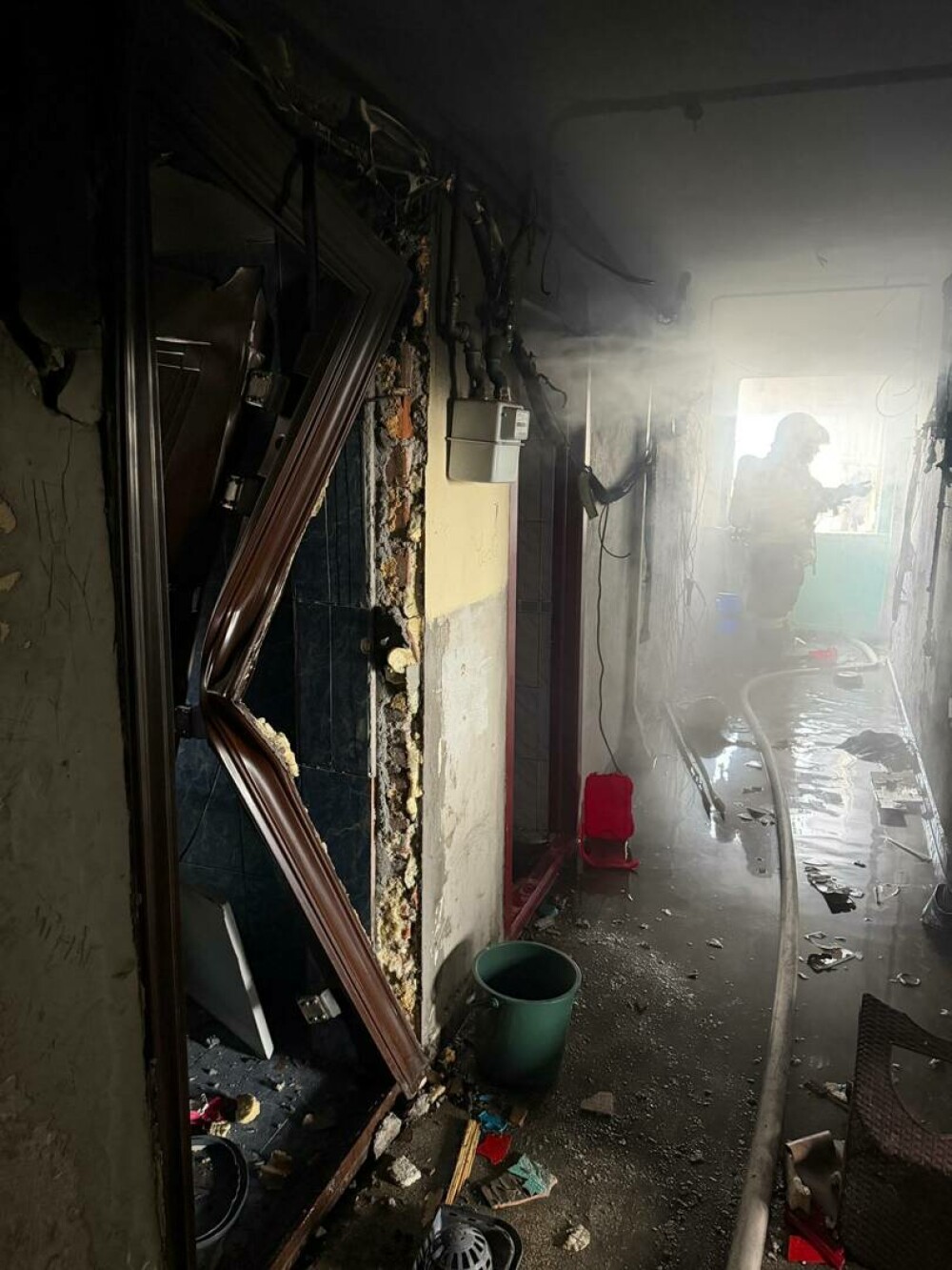 Explozie urmată de incendiu, într-un bloc din Balș, produsă de o butelie GPL. Două persoane au suferit arsuri - Imaginea 7