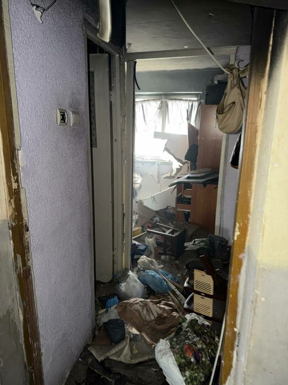 Explozie urmată de incendiu, într-un bloc din Balș, produsă de o butelie GPL. Două persoane au suferit arsuri - Imaginea 8