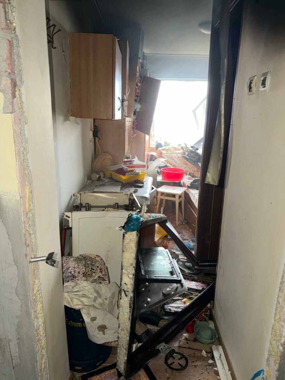 Explozie urmată de incendiu, într-un bloc din Balș, produsă de o butelie GPL. Două persoane au suferit arsuri - Imaginea 9